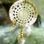 Petit Attrape-rêves Mandala "Chamane" diamètre 10 cm (Crochet) sur fond de rivière