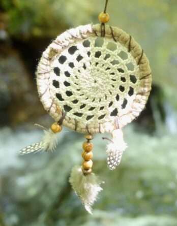 Petit Attrape-rêves Mandala "Chamane" diamètre 10 cm (Crochet) sur fond de rivière