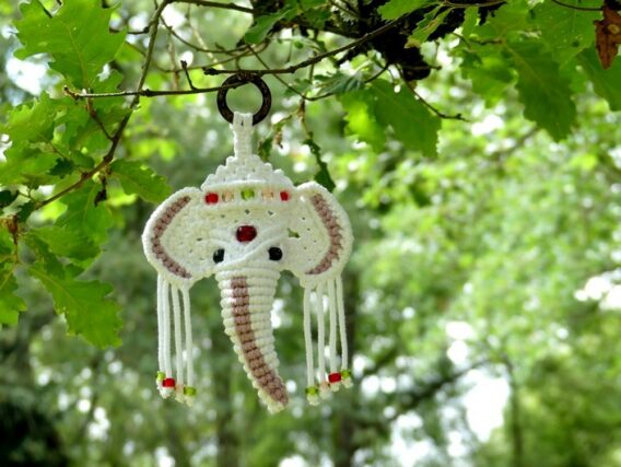 Ganesh (Rose bonbon - Blanc) en Macramé avec perles en Verre Tchèque dans les feuillages