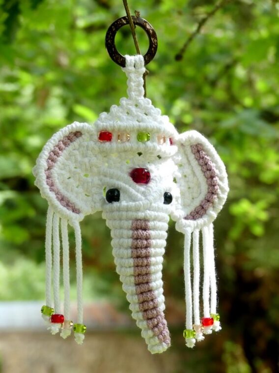 Ganesh en Macramé (Rose bonbon - Blanc) avec perles en Verre Tchèque gros plan