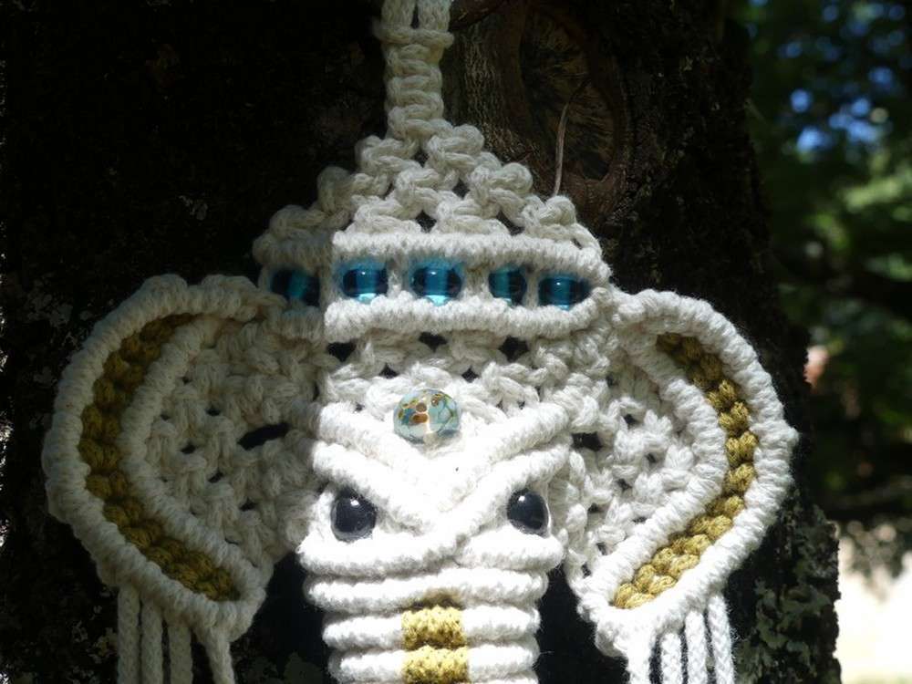 Ganesh en Macramé (Kiwi - Naturel) avec perles en Verre de Murano gros plan