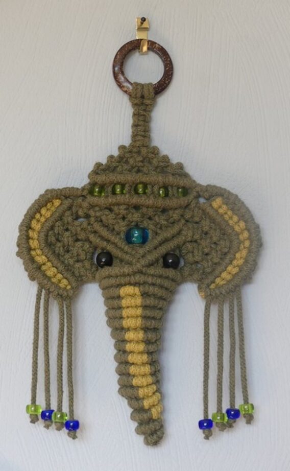 Ganesh en Macramé (Kiwi - Avocat) avec perles en Verre Tchèque en situation