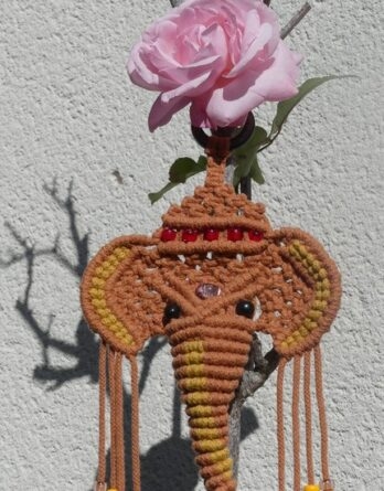 Ganesh en Macramé (Moutarde - Terracotta) avec perles en Verre Tchèque