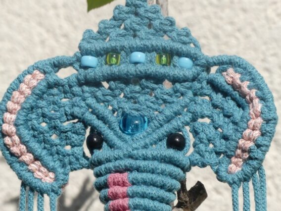 Ganesh en Macramé (Rose - Teal) avec perles en Verre Tchèque gros plan