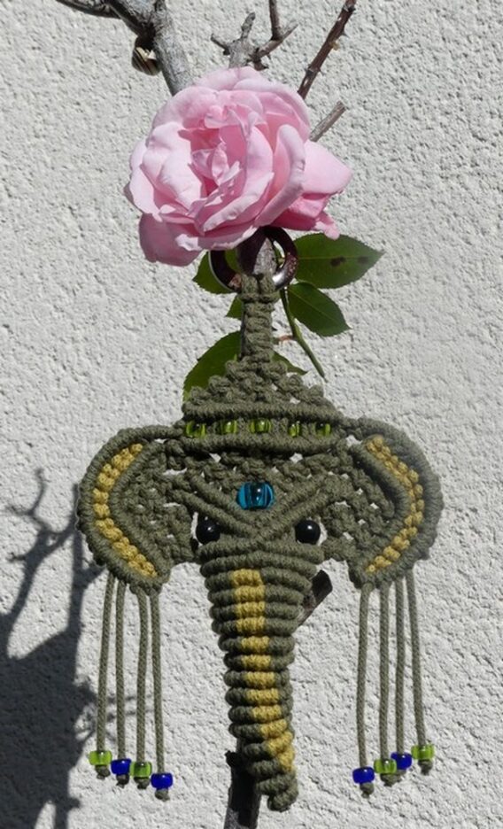 Ganesh en Macramé (Kiwi - Avocat) avec perles en Verre Tchèque en entier