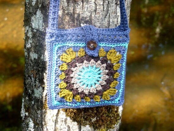 Petit sac Bohème "Tournesol" au Crochet Bleu porté recto