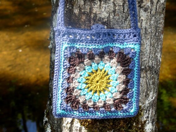 Petit sac Bohème "Tournesol" au Crochet Bleu porté verso