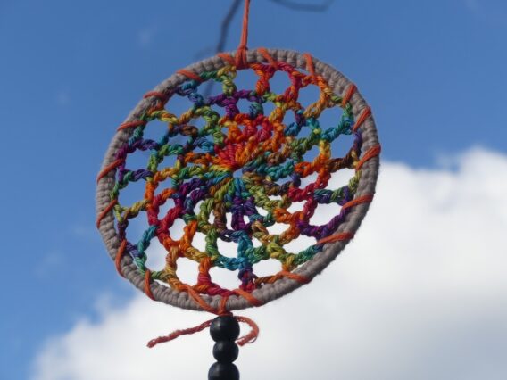 Petit Attrape-rêves "Arlequin" au Crochet diam 10 cm Présentation Gros plan