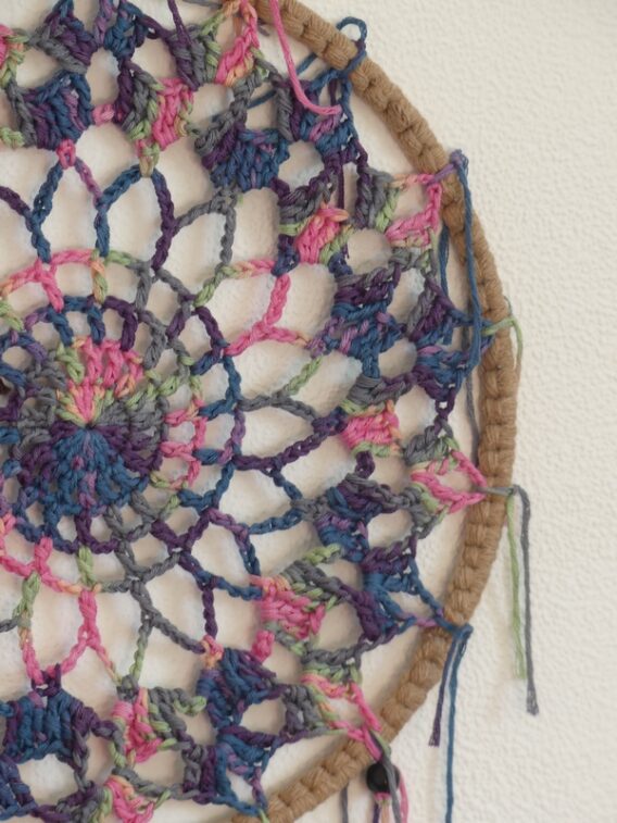 Gros plan Grand Attrape-rêves TAO au Crochet diam 25 cm multicolore rose violet bleu vert